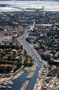 Cervia: veduta dal porto alle saline